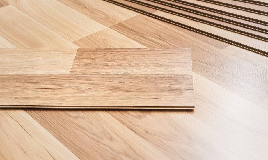 Wpływ technologii produkcji na jakość podłogowych paneli w Iławie