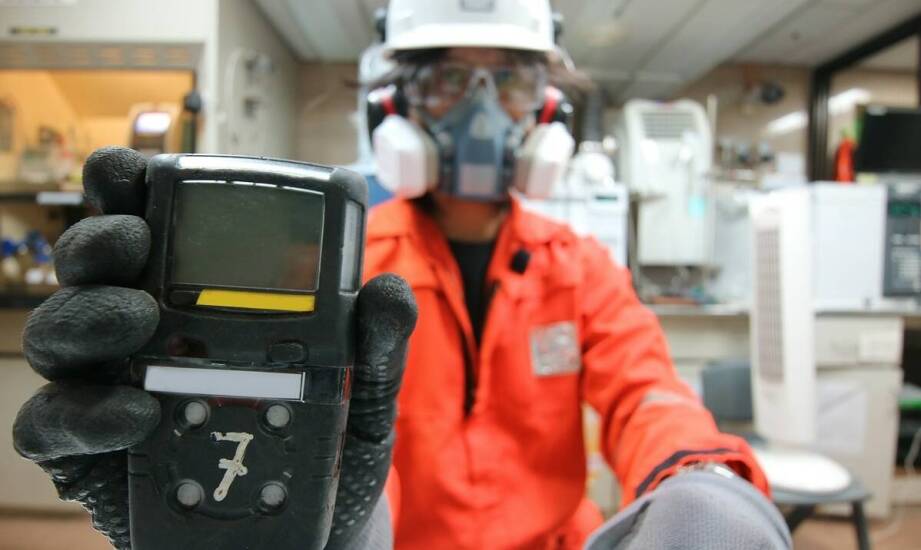 Rola kontroli chemicznych oparów w zapewnieniu bezpieczeństwa pracy