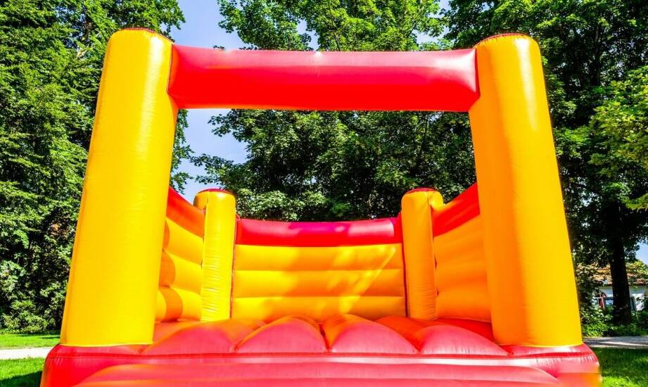 Pneumatyczne bramy w strategii promocyjnej – dlaczego warto je wybrać?