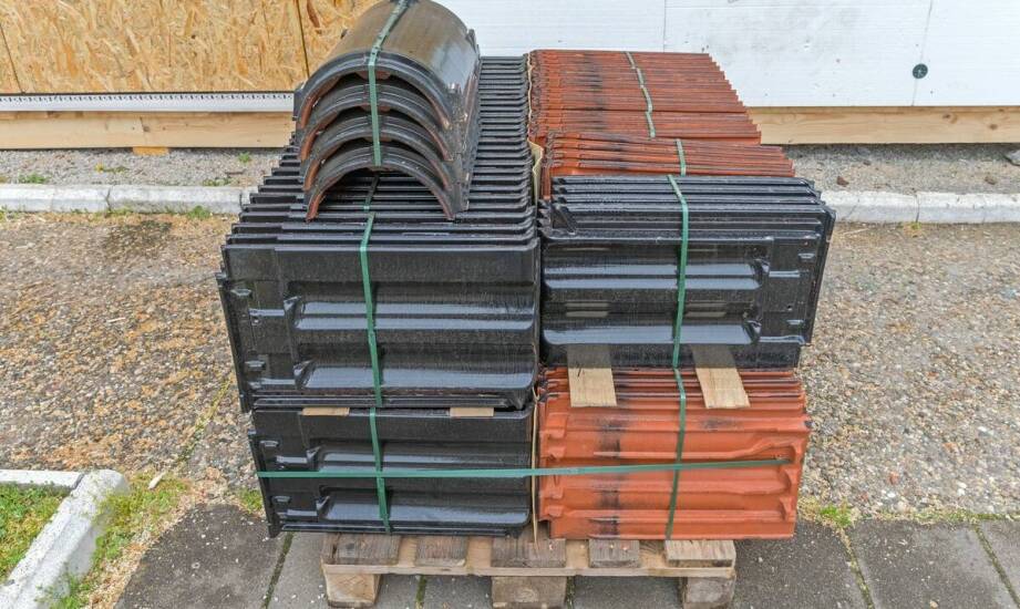 Jak wybrać odpowiednie tynki z oferty budowlanej hurtowni?