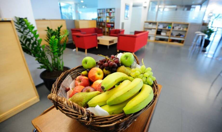 Różnorodność owoców w biurze jako sposób na promowanie zdrowia