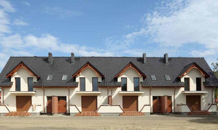 Domki holenderskie: porównanie oferty w stanie surowym, deweloperskim i w stanie pod klucz
