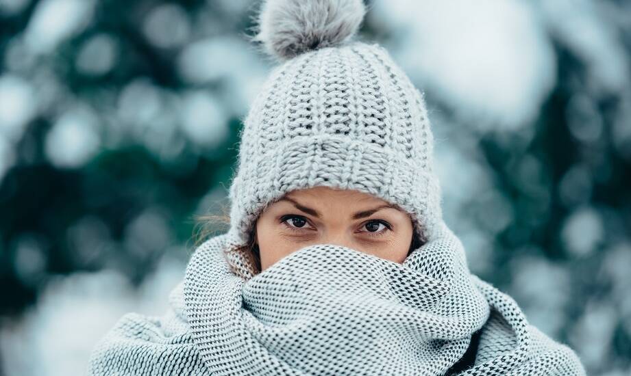 Jak zimowa czapka Fjallraven wpływa na termiczny komfort podczas aktywności?