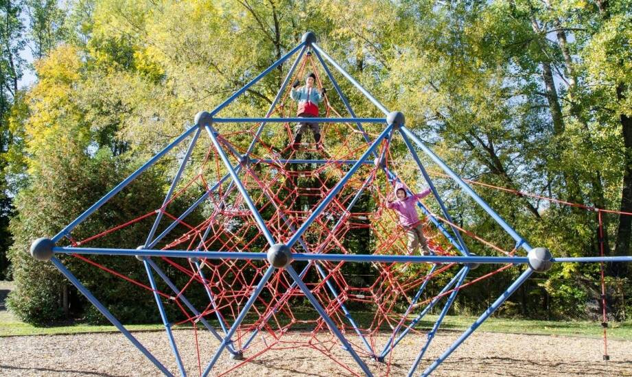 Elastyczna wspinaczkowa wieża: Przygoda na wysokościach