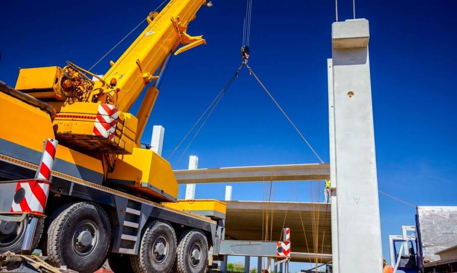 Jak dźwigi wpływają na bezpieczeństwo prac na wysokościach?