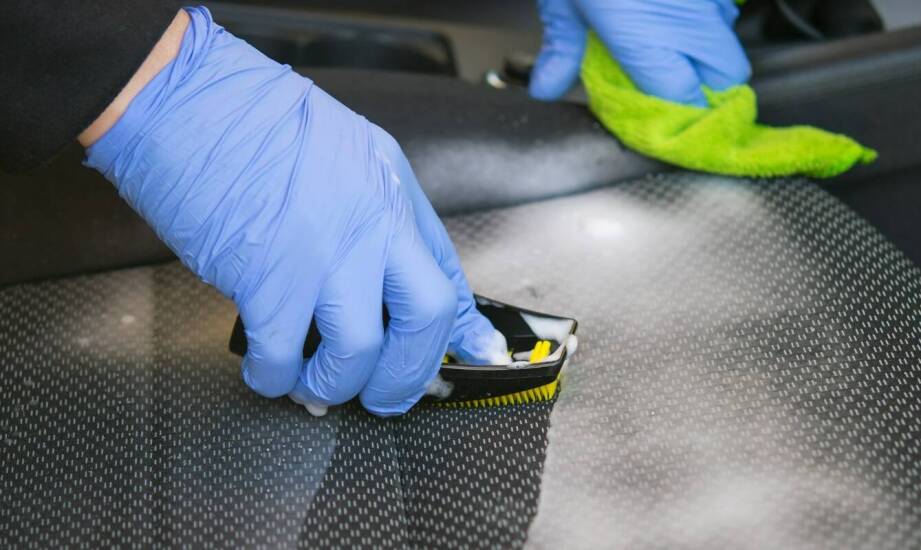 Jak testować skuteczność preparatów do czyszczenia samochodowej tapicerki przed zakupem?