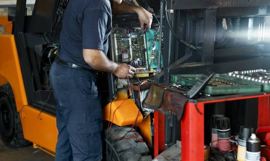 Jakie są najczęstsze przyczyny awarii widłowych wózków i jak im zapobiegać poprzez serwis?