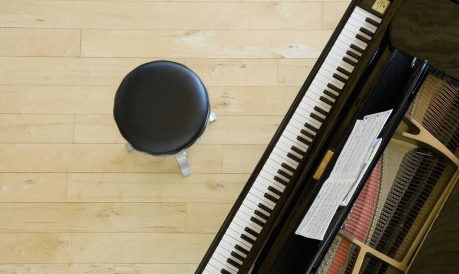 Funkcje pianin, które ułatwiają naukę gry na pianinie.