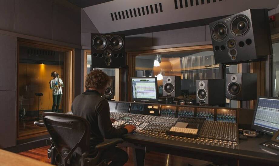 Jak dobór lektora wpływa na jakość reklamowych spotów?