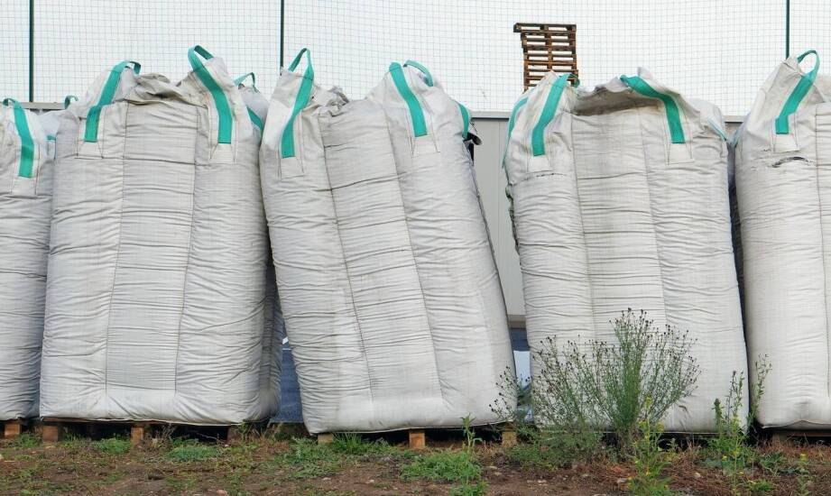 Dlaczego warto kupować kamienny węgiel od lokalnego dostawcy?