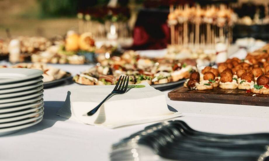 Jakie są najnowsze trendy w cateringu na okolicznościowe imprezy?