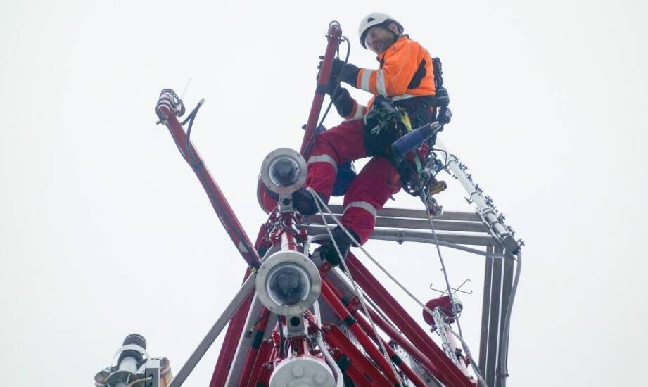 Alpinista przemysłowy w technicznych inspekcjach: jak zapewnić bezpieczeństwo na wysokościach?