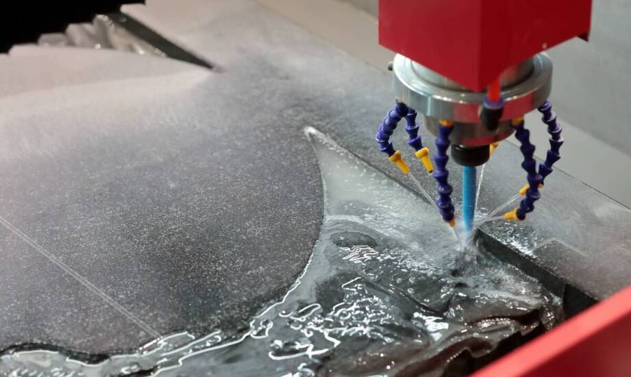 Jak cięcie wodnym strumieniem wspiera personalizację produktów przemysłowych?