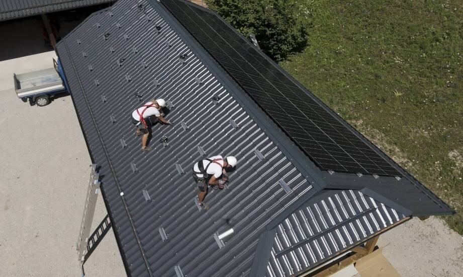 Proces montażu trapezowej blachy na dachach o skomplikowanych kształtach