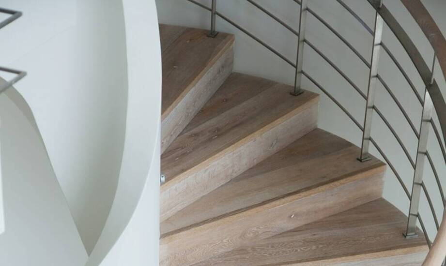 Gebogene Holztreppen aus Polen – Verbindung von Funktionalität und einzigartem Design