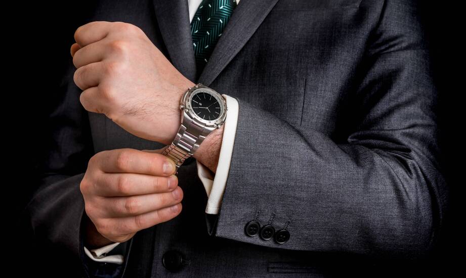 Czy zegarek na bransolecie pasuje do garnituru?