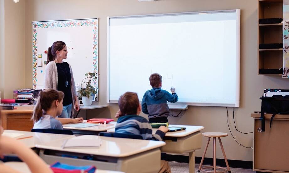 Multimedialny ekran a efektywność nauczania w nowoczesnych szkołach