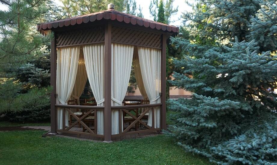 Jakie materiały są najlepsze na zasłony do ogrodowej altany?