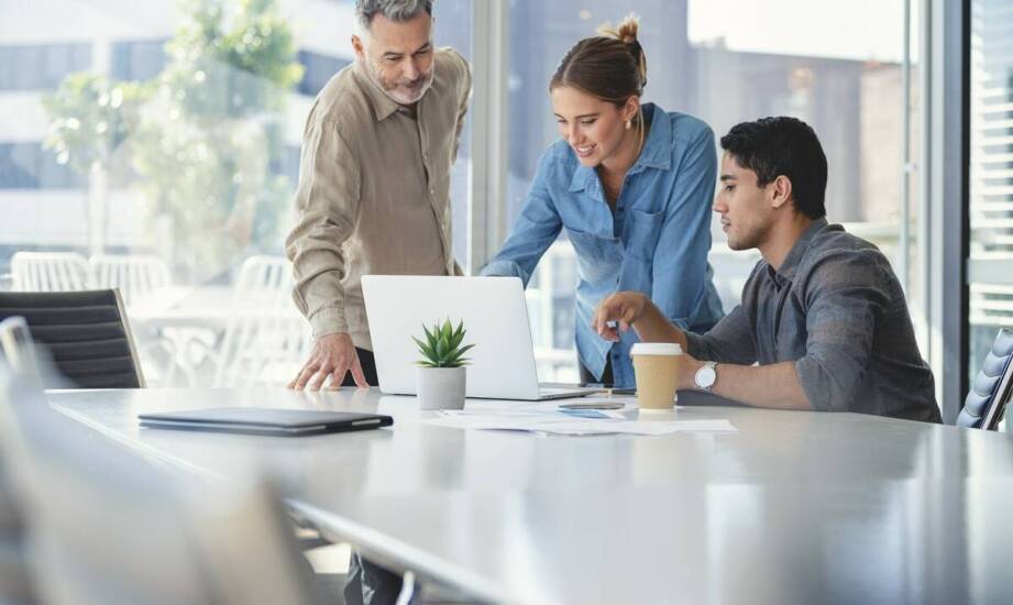 Jak outsourcing obsługi kadrowo-płacowej wpływa na operacyjne koszty spółki?