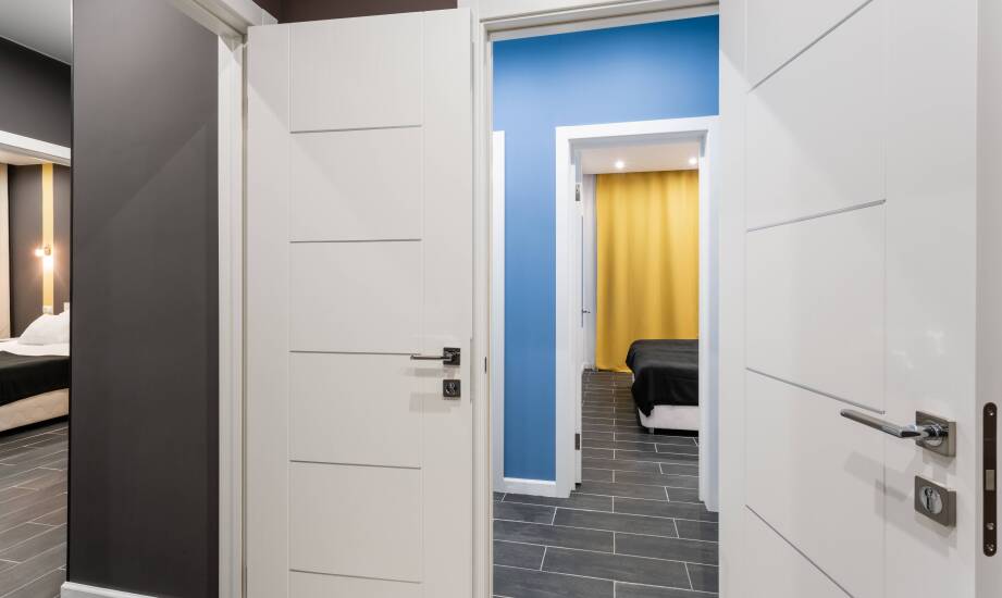 Wewnętrzne drzwi w małych mieszkaniach – jak optymalnie wykorzystać przestrzeń?