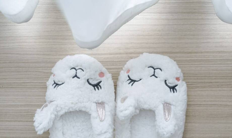 Medyczne klapki a ochrona przed poślizgnięciami w miejscu pracy