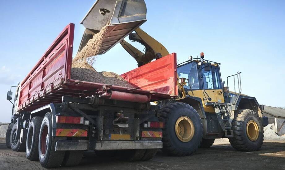 Logistyka transportu sypkich materiałów po wyburzeniach – co warto wiedzieć?