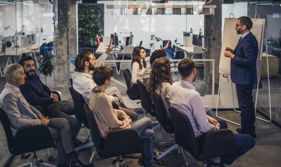 Jak menedżerskie szkolenia pomagają w budowaniu relacji między działami?