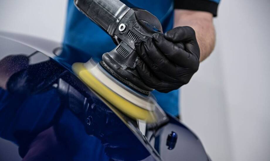 Polerowanie samochodowego lakieru a ochrona przed zewnętrznymi czynnikami