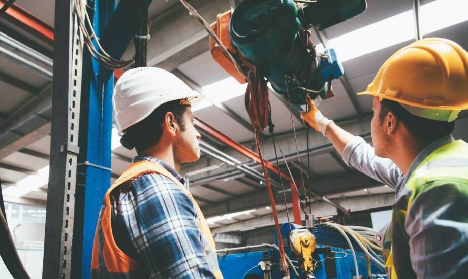 Dlaczego warto inwestować w konserwację dźwigowych urządzeń?