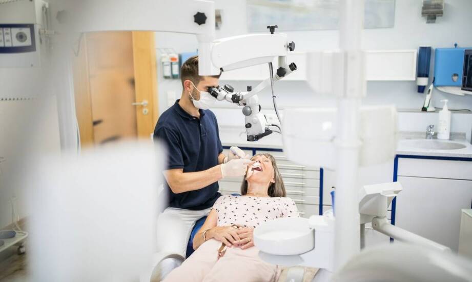 Jak nowoczesna stomatologiczna klinika wspiera pacjentów z bruksizmem?