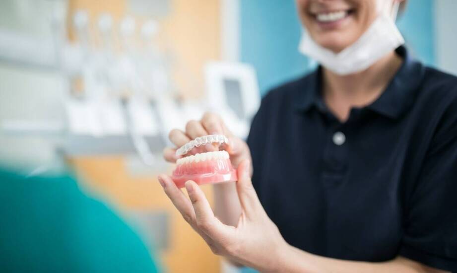 Protezy zębowe a estetyka uśmiechu – jak wybrać najlepsze rozwiązanie?