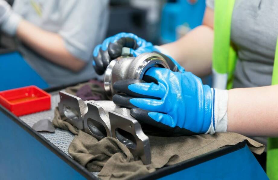 Jakie są kluczowe korzyści z inwestycji w certyfikowane ochronne rękawice?