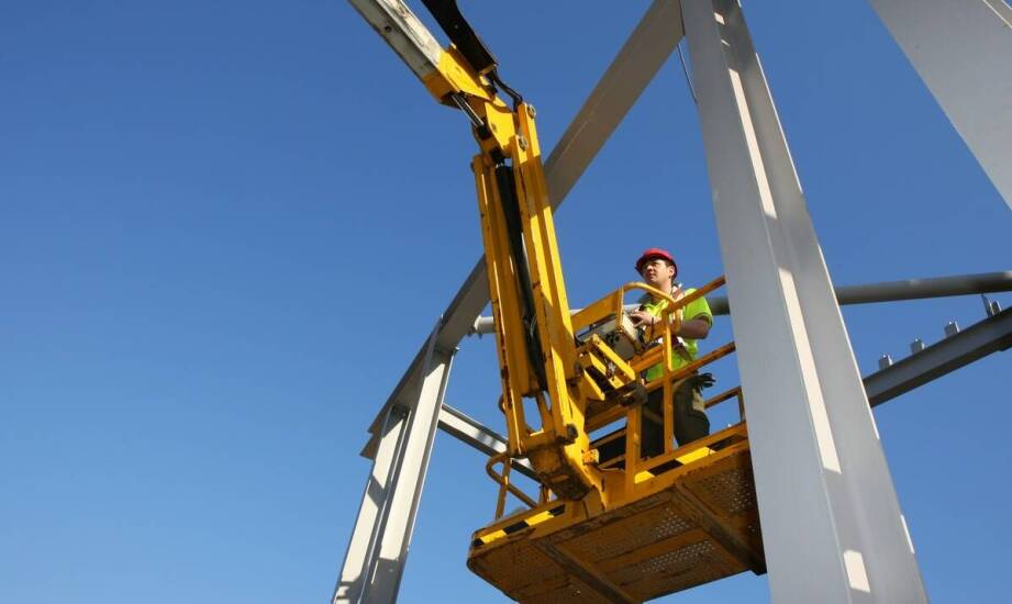 Przewagi wynajmu koszowych podnośników nad tradycyjnymi metodami dostępu