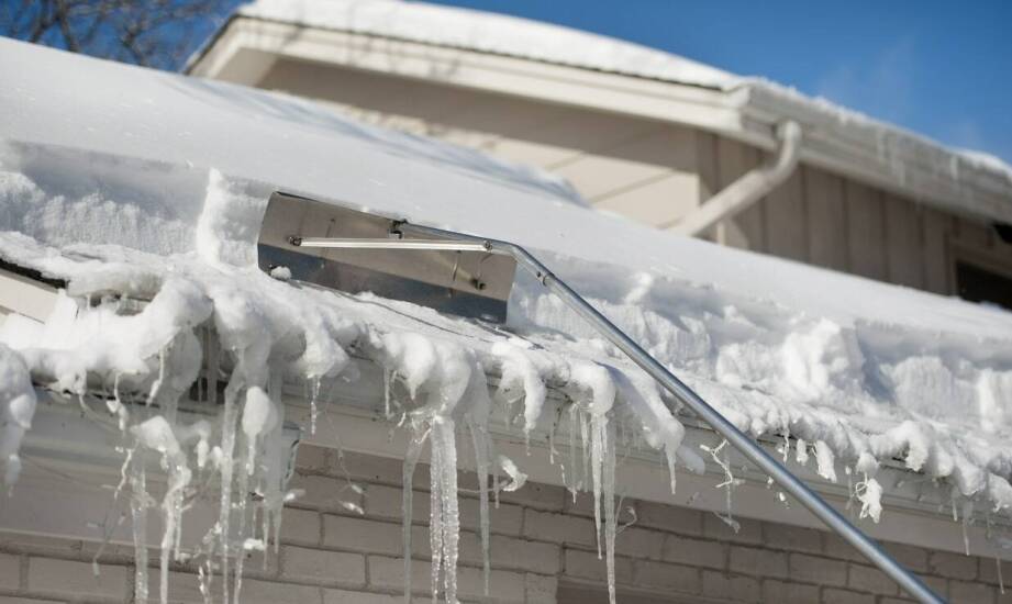Jakie są konsekwencje zaniedbania regularnego odśnieżania dachów?