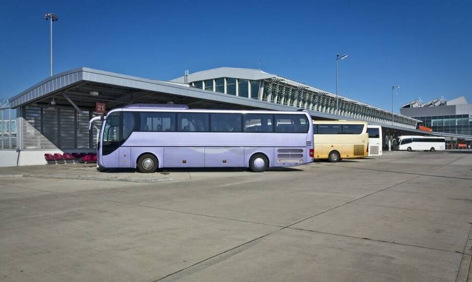 Przewozy autokarowe w kontekście organizacji lotniskowych transferów.