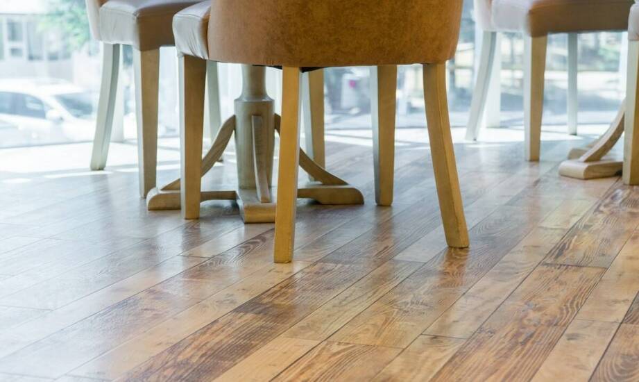 Dlaczego krzesła z podłokietnikami to must-have w każdym domu?