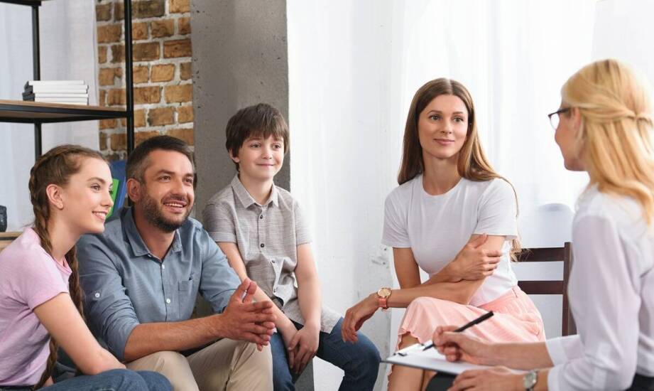 Jakie są kluczowe elementy terapeutycznego programu w ośrodku leczenia uzależnień dla młodzieży?