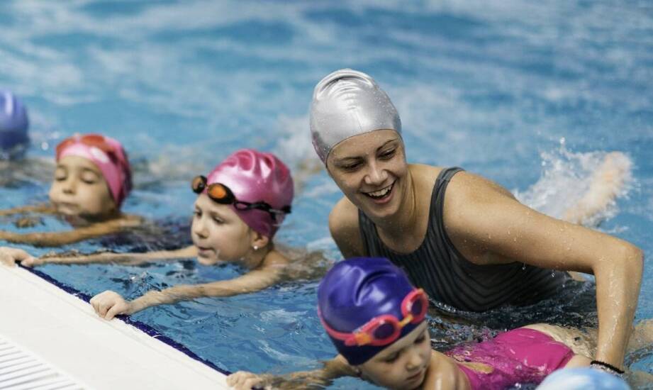 W jaki sposób nauczyciele budują zaufanie niemowląt podczas zajęć w basenie?