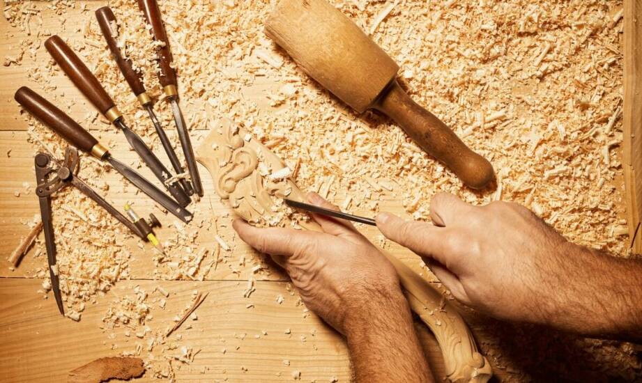 Jakie są zalety używania frezarki do drewna w procesie tworzenia dekoracji?