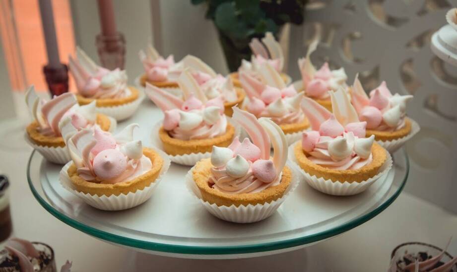 Różnorodność kształtów stojaków z plexiglasu na babeczki – co wybrać?