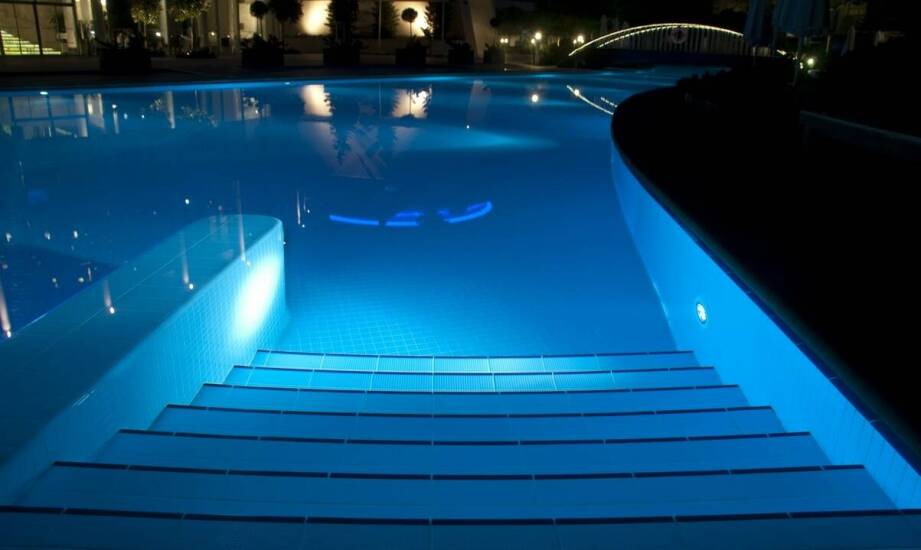 Systemy oświetleniowe do basenów – jak stworzyć wyjątkową atmosferę podczas nocnych kąpieli?