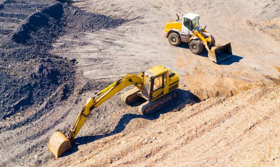 Zalety wynajmu koparek z operatorem i bez operatora