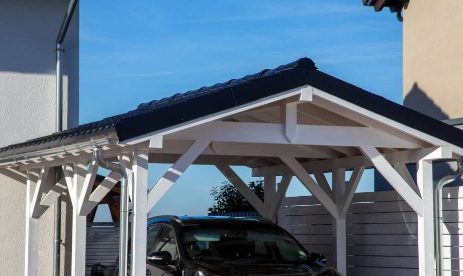 Zalety i wady różnych typów zadaszeń w wiatach samochodowych