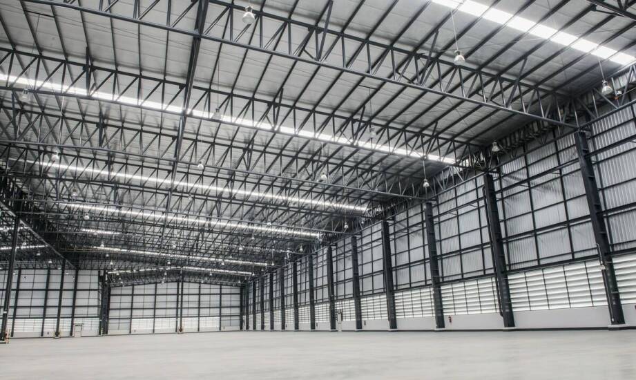 Jak projekt stalowej hali wpływa na operacyjne koszty firmy?