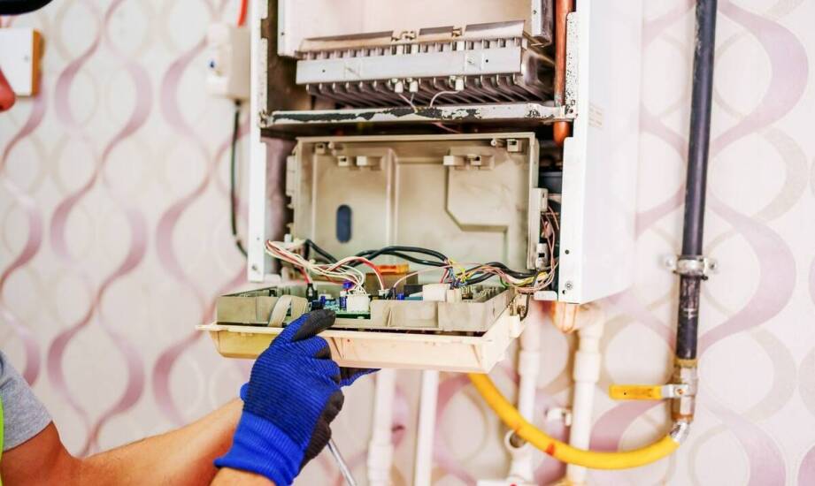 Proces demontażu uszkodzonych elementów jako część kompleksowej naprawy