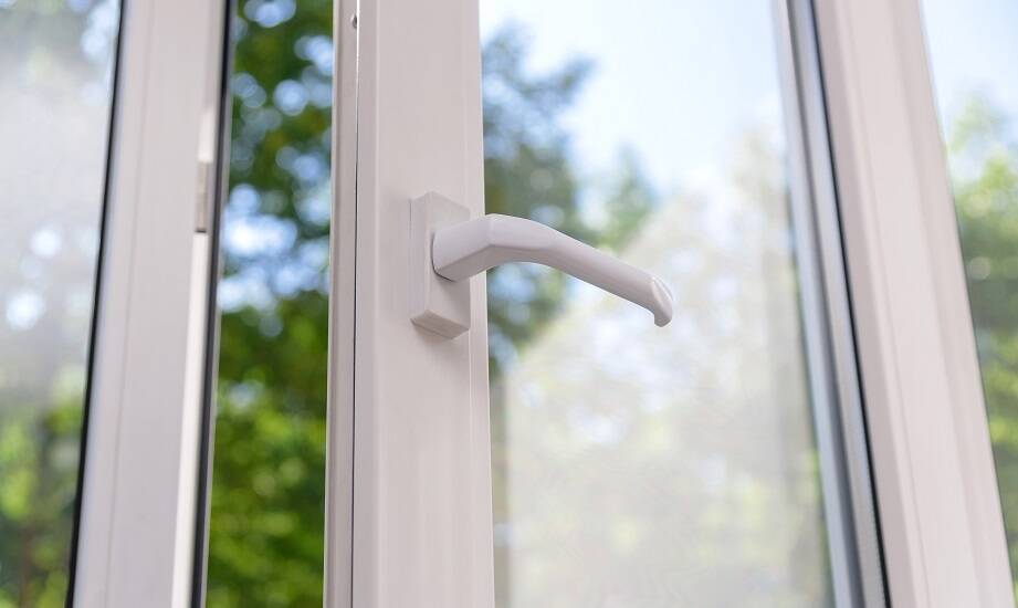 Personalizacja klamek do okien z PCV – możliwości i korzyści
