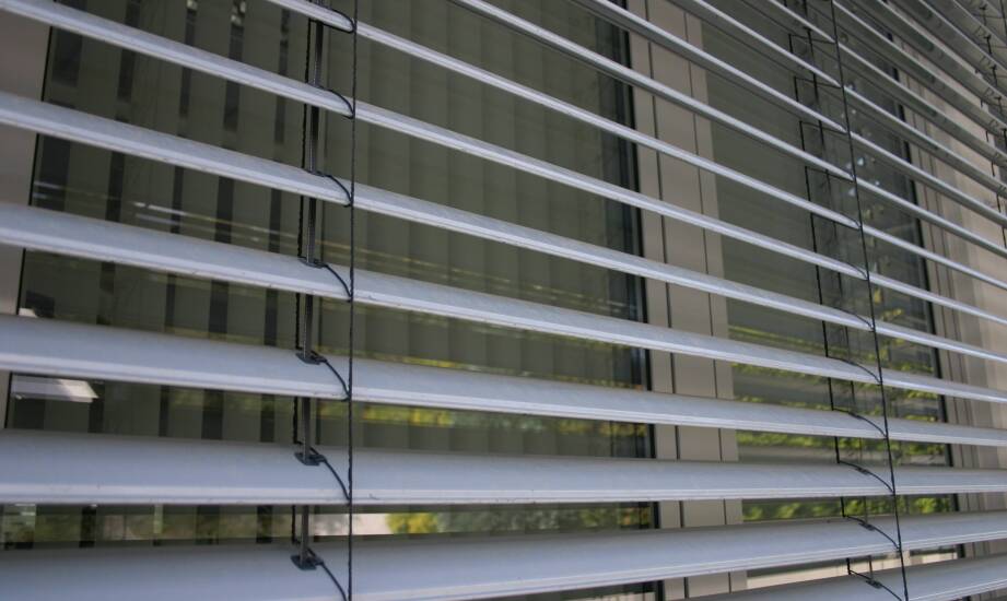 Aluminiowe żaluzje w nowoczesnych aranżacjach okiennych