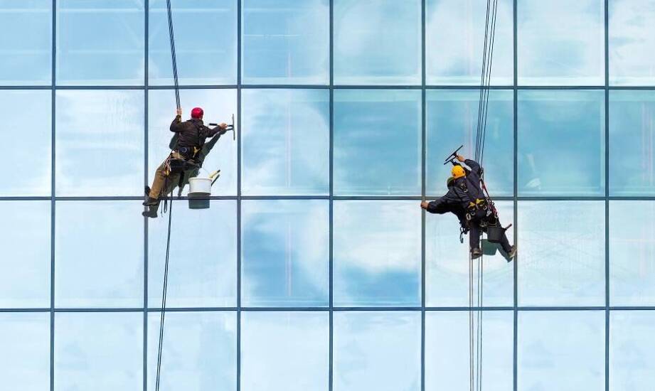 Zalety korzystania z profesjonalnych usług mycia okien alpinistycznego