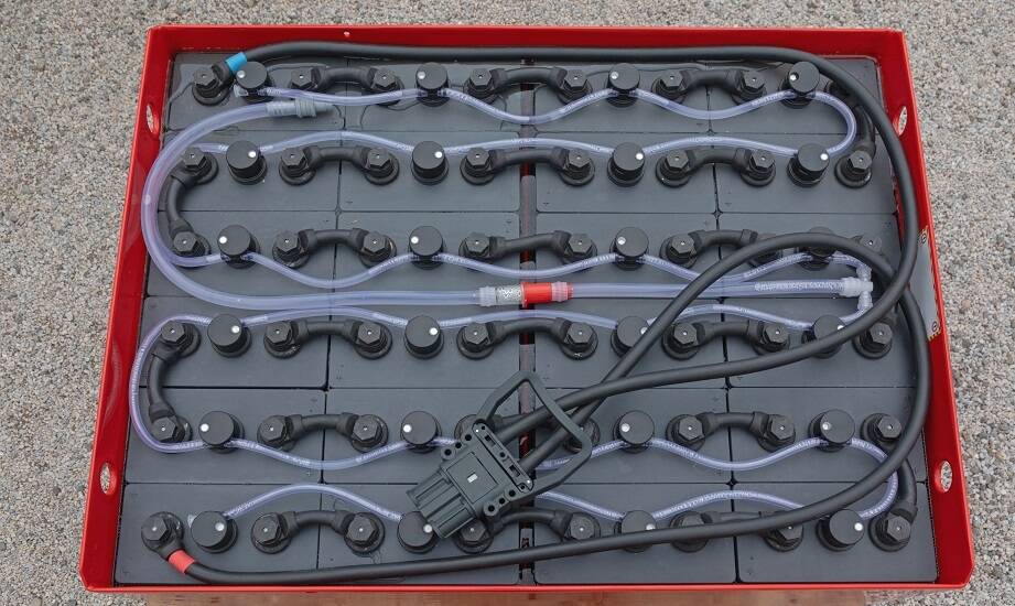 Prostowniki do trakcyjnych baterii: jak zapewnić ich optymalną pracę?