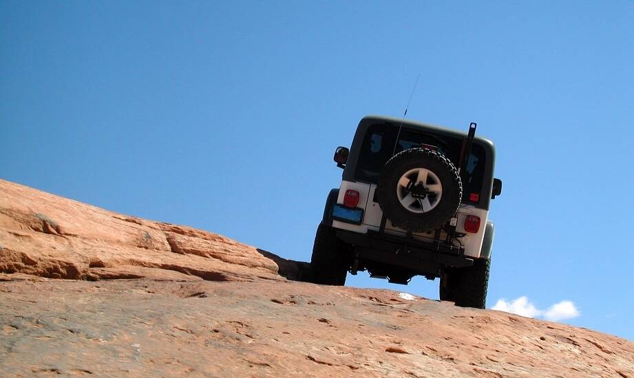 Jakie typy szyb samochodowych najlepiej sprawdzają się w pojazdach terenowych?